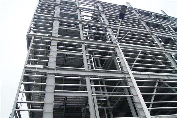 高层钢结构的支撑布置与构造需要符合哪些规范